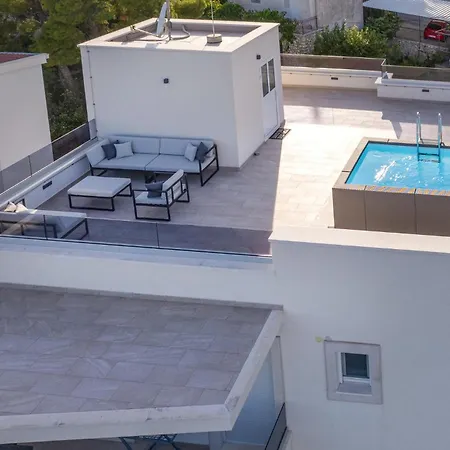 2 Bedroom Gorgeous In Okrug Gornji *