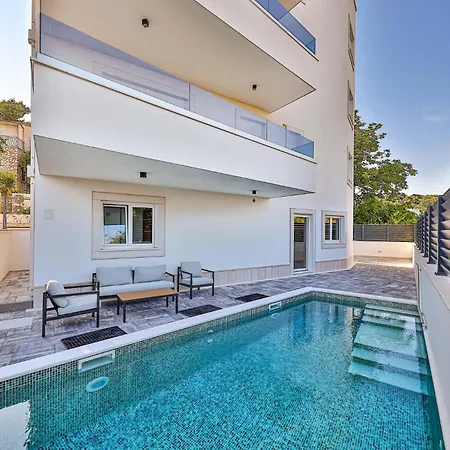 2 Bedroom Gorgeous In Okrug Gornji Apartment