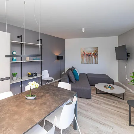 2 Bedroom Gorgeous In Okrug Gornji Apartment