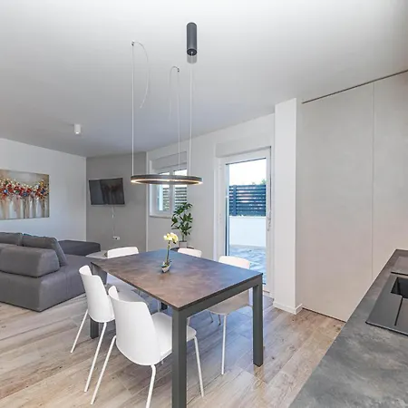 Apartment 2 Bedroom Gorgeous In Okrug Gornji