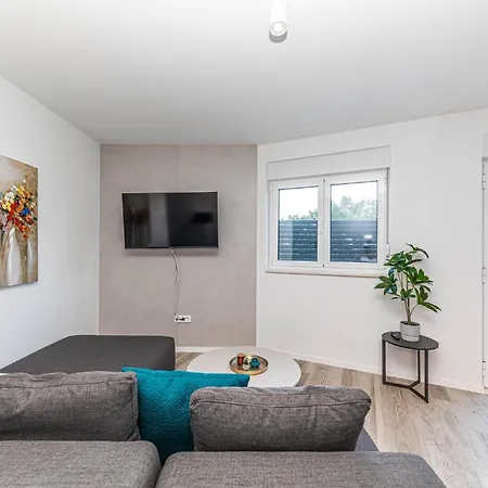 2 Bedroom Gorgeous In Okrug Gornji